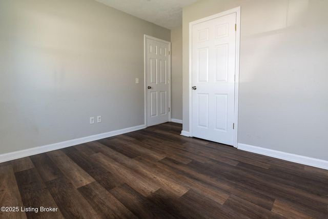 125 N Melody Ln, Louisville, KY 40229