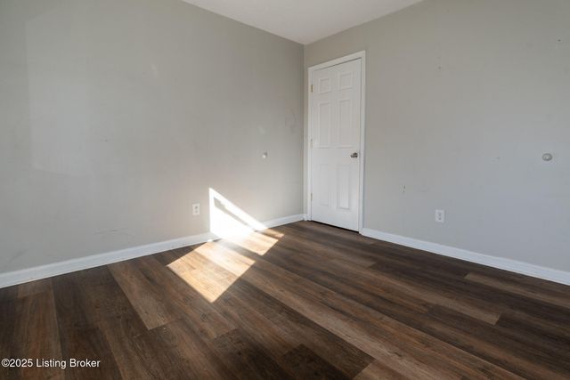 125 N Melody Ln, Louisville, KY 40229