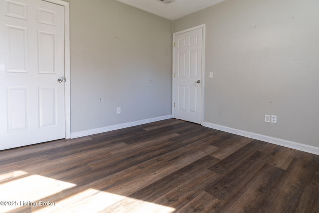 125 N Melody Ln, Louisville, KY 40229