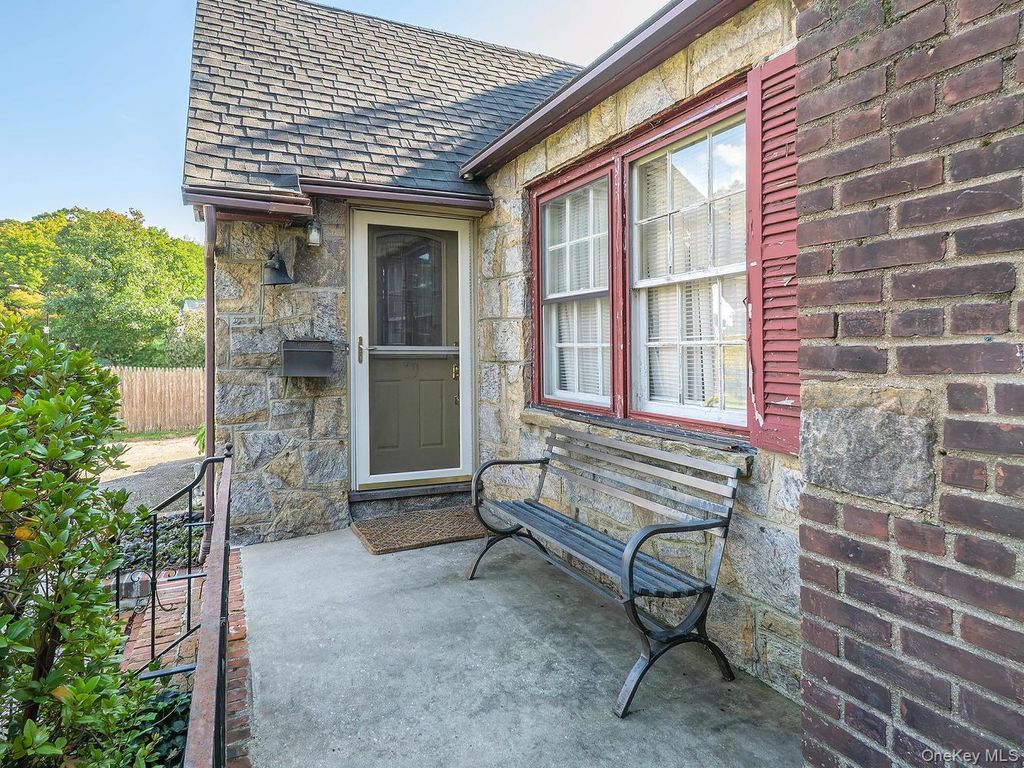 19 Plymouth Drive S, Glen Head, NY 11545 — photo 4