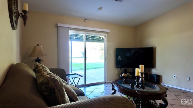 106 Linnell Way, Bakersfield, CA 93306