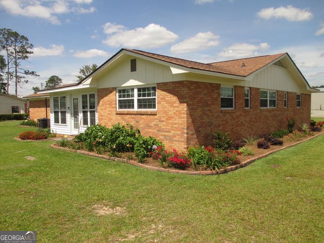 29 Pine Forest Avenue, Hazlehurst, GA 31539
