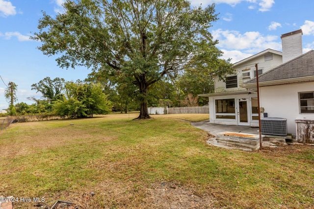 905 Madam Moores Lane, New Bern, NC 28562