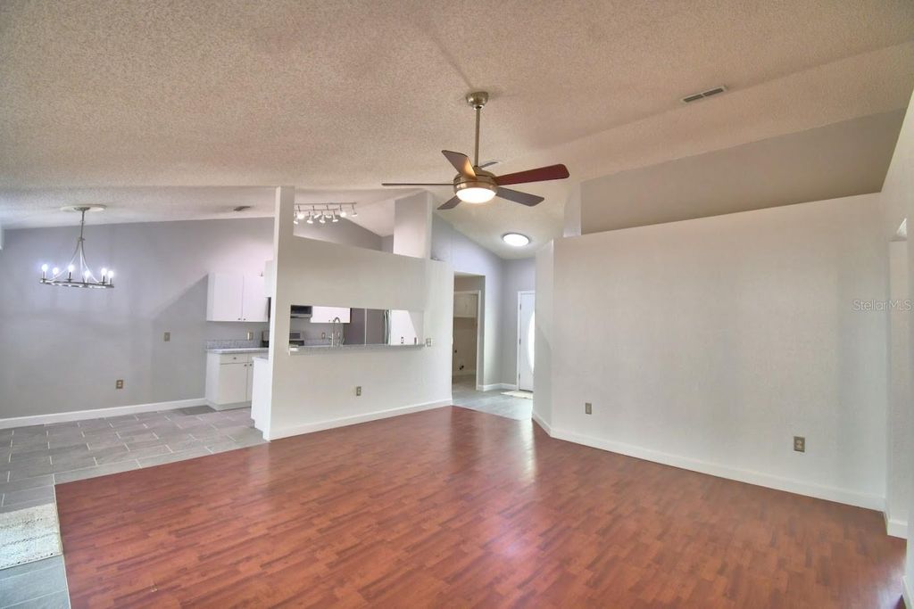 Image 6 of property listing at 511 HEATHER GLEN DRIVE, Winter Haven, FL 33884