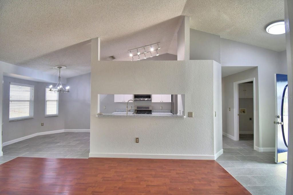Image 8 of property listing at 511 HEATHER GLEN DRIVE, Winter Haven, FL 33884