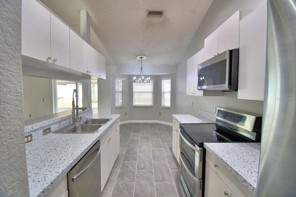 Image 9 of property listing at 511 HEATHER GLEN DRIVE, Winter Haven, FL 33884