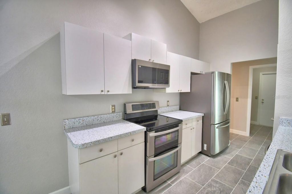 Image 10 of property listing at 511 HEATHER GLEN DRIVE, Winter Haven, FL 33884