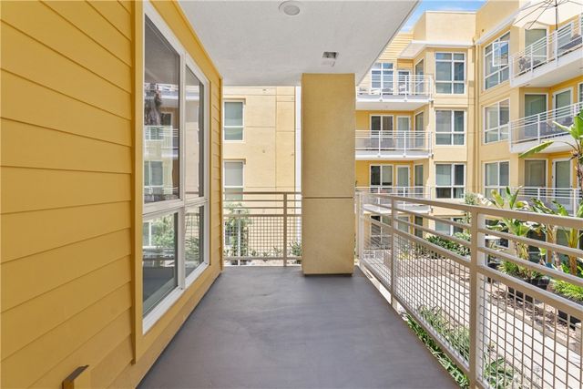 21301 Erwin Street 351, Woodland Hills, CA 91367