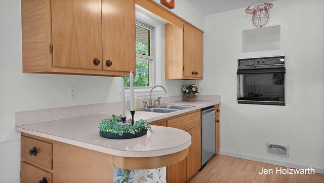 725 Parkway Drive NE, Grand Rapids, MI 49525
