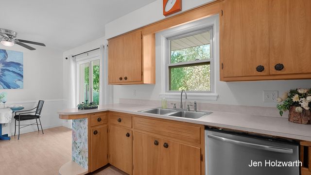 725 Parkway Drive NE, Grand Rapids, MI 49525