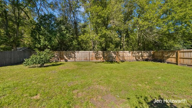 725 Parkway Drive NE, Grand Rapids, MI 49525