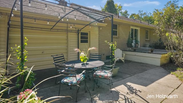 725 Parkway Drive NE, Grand Rapids, MI 49525