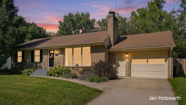 725 Parkway Drive NE, Grand Rapids, MI 49525