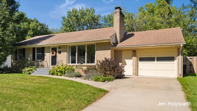 725 Parkway Drive NE, Grand Rapids, MI 49525
