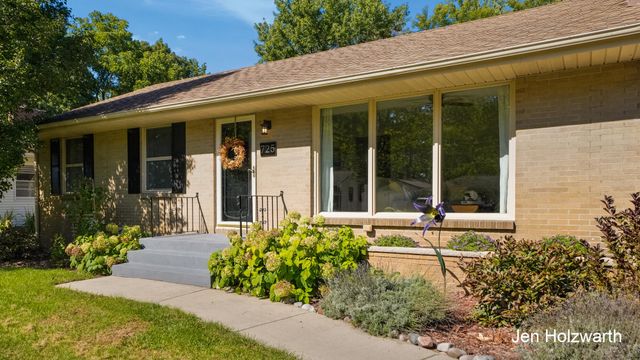 725 Parkway Drive NE, Grand Rapids, MI 49525