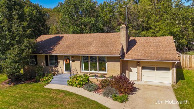 725 Parkway Drive NE, Grand Rapids, MI 49525