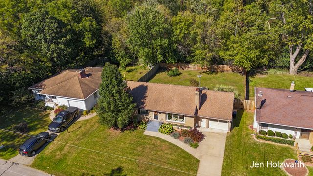 725 Parkway Drive NE, Grand Rapids, MI 49525