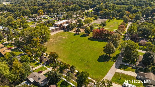 725 Parkway Drive NE, Grand Rapids, MI 49525