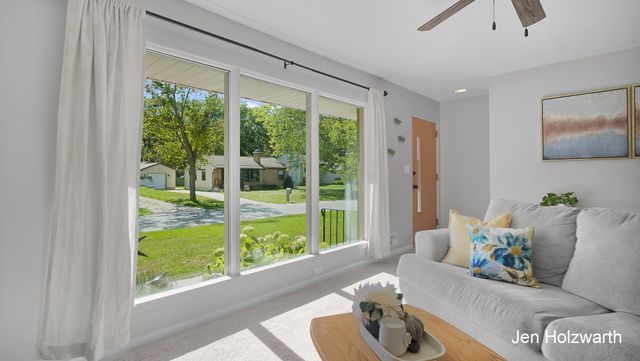 725 Parkway Drive NE, Grand Rapids, MI 49525
