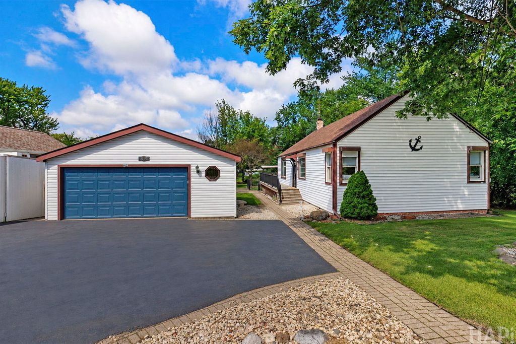 38392 N 8th Street, Spring Grove, IL 60081