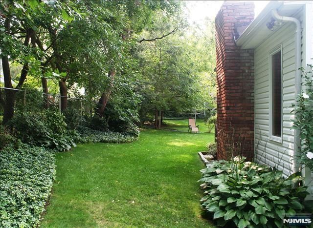 82 Heatherhill Road, Cresskill, NJ 07626