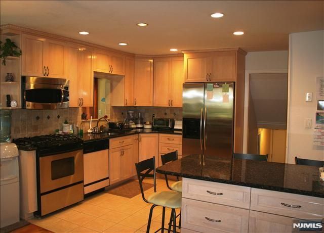 82 Heatherhill Road, Cresskill, NJ 07626