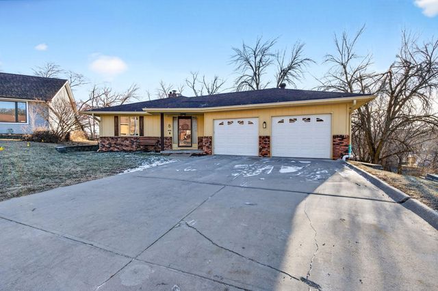 8 TOWER Circle, Council Bluffs, IA 51503