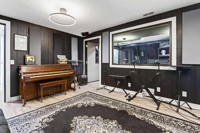 8 TOWER Circle, Council Bluffs, IA 51503