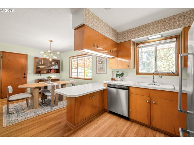 12601 Se MILL St, Portland, OR 97233