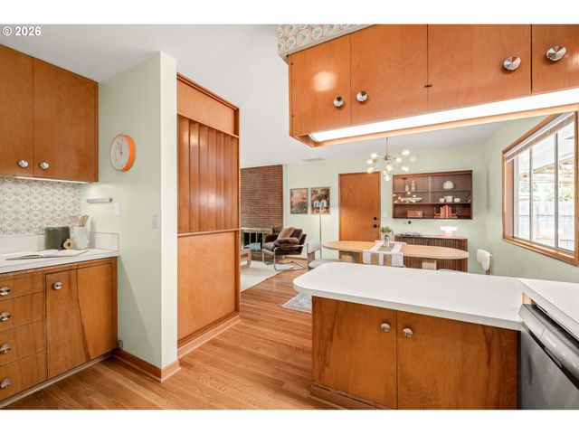 12601 Se MILL St, Portland, OR 97233