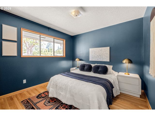 12601 Se MILL St, Portland, OR 97233