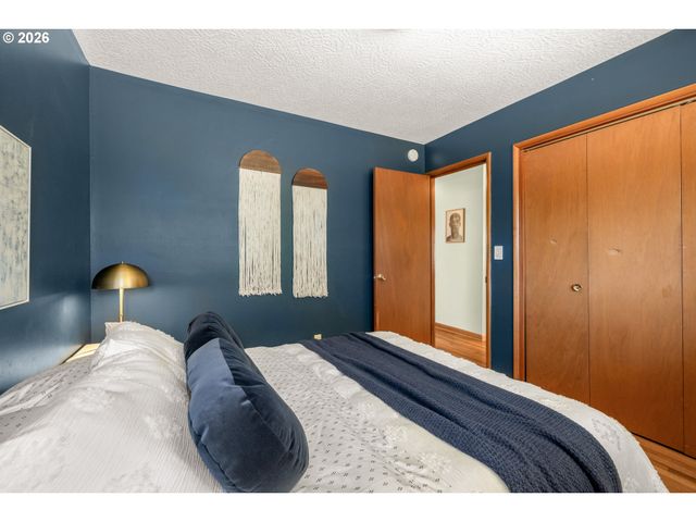 12601 Se MILL St, Portland, OR 97233