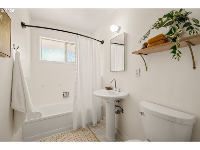 12601 Se MILL St, Portland, OR 97233