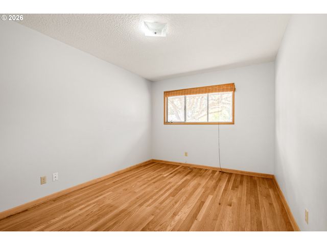 12601 Se MILL St, Portland, OR 97233