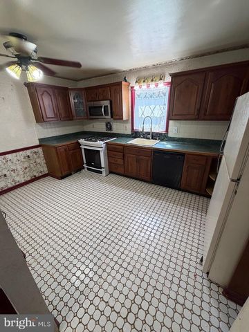 230 N DIAMOND ST, Clifton Heights, PA 19018