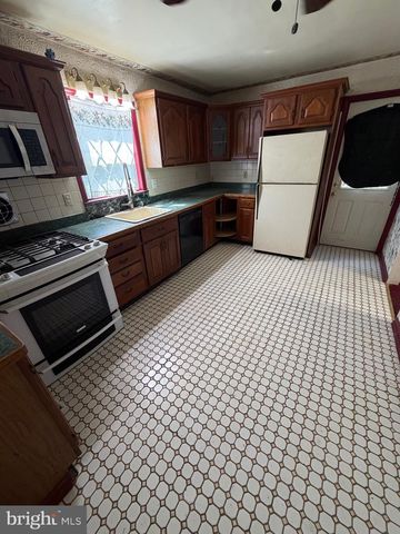 230 N DIAMOND ST, Clifton Heights, PA 19018