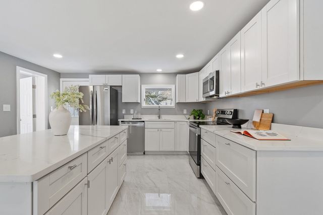 40 Grove Avenue, Salem, NH 03079