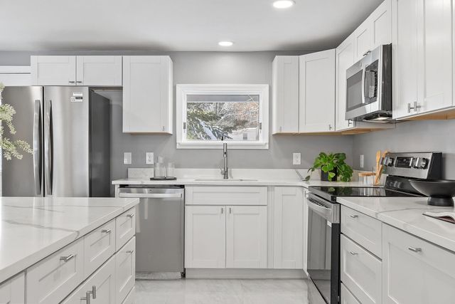 40 Grove Avenue, Salem, NH 03079