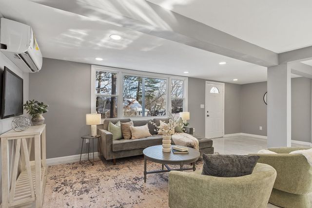 40 Grove Avenue, Salem, NH 03079