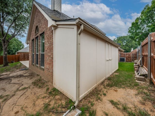 931 Park Forest Drive, Hurst, TX 76053
