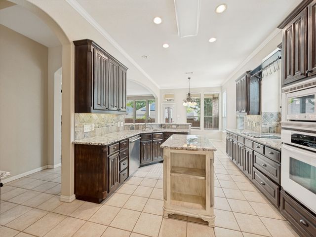 931 Park Forest Drive, Hurst, TX 76053