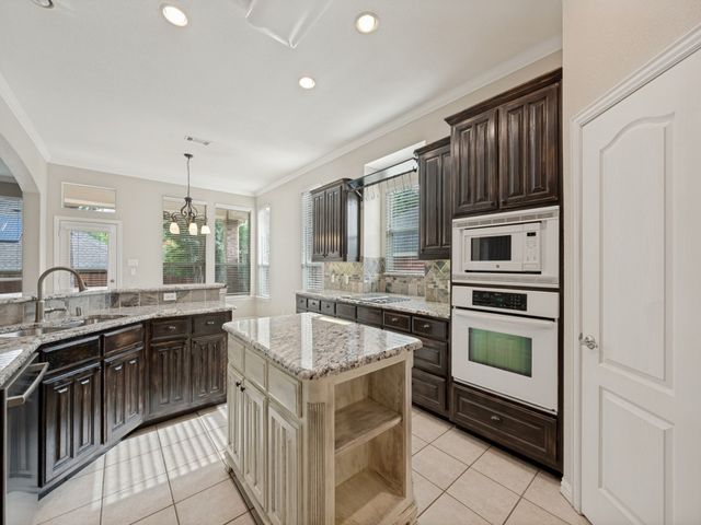 931 Park Forest Drive, Hurst, TX 76053