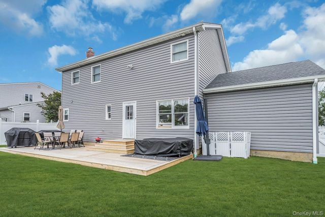 9 Pompano Lane, Massapequa Park, NY 11762