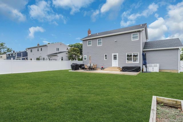 9 Pompano Lane, Massapequa Park, NY 11762
