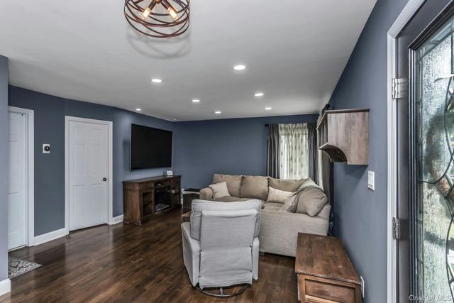 9 Pompano Lane, Massapequa Park, NY 11762
