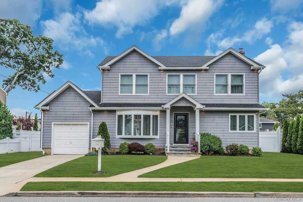 9 Pompano Lane, Massapequa Park, NY 11762