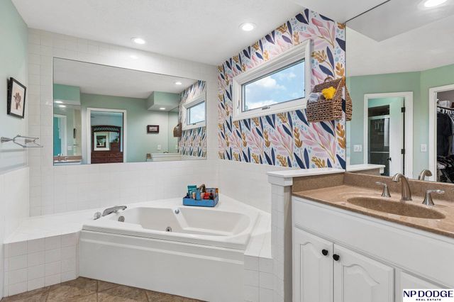 1255 Limerick Road, Papillion, NE 68046