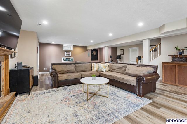 1255 Limerick Road, Papillion, NE 68046