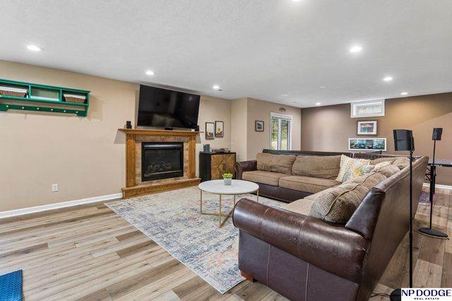 1255 Limerick Road, Papillion, NE 68046