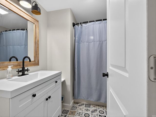 706 S Hamsher Street, Garrett, IN 46738